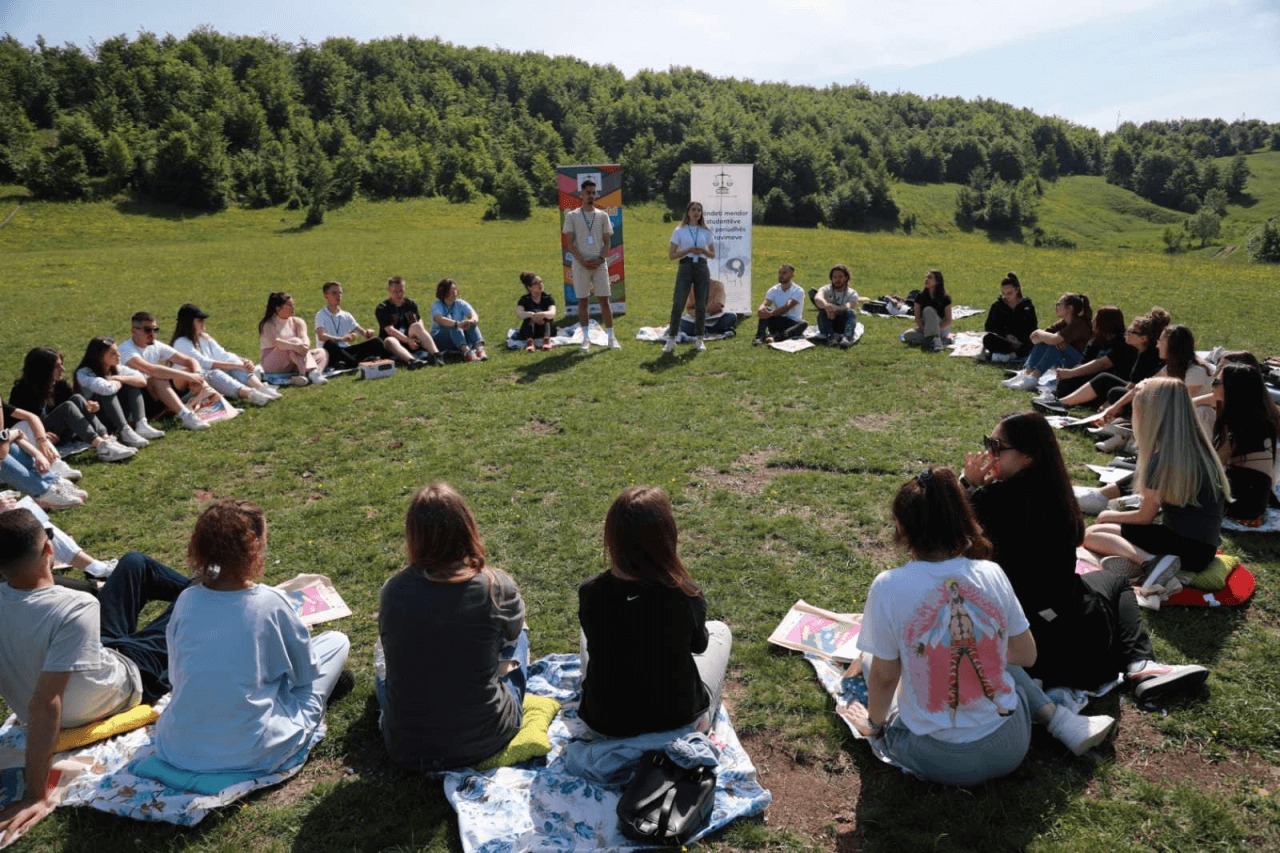 Klubi i Etikes Activity