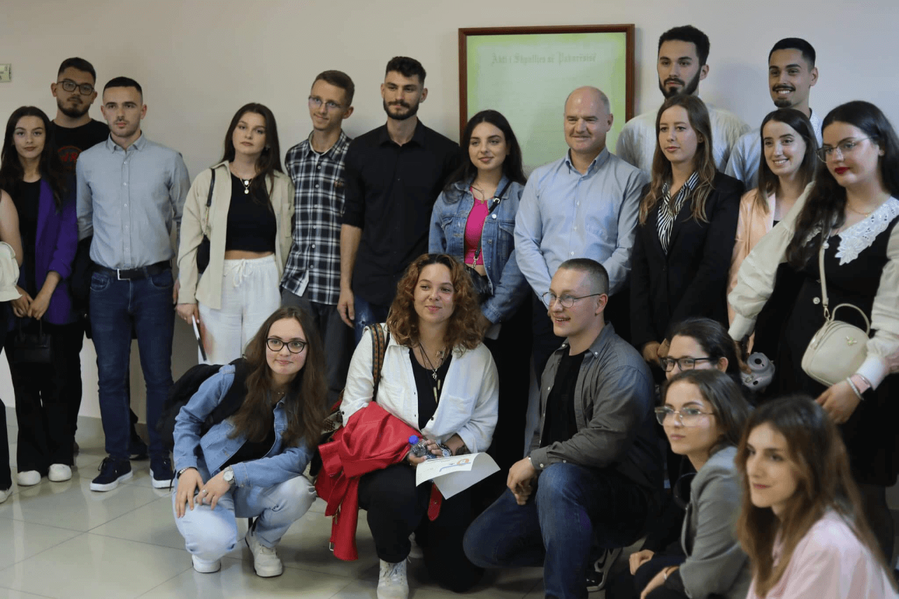 Klubi i Etikes Activity